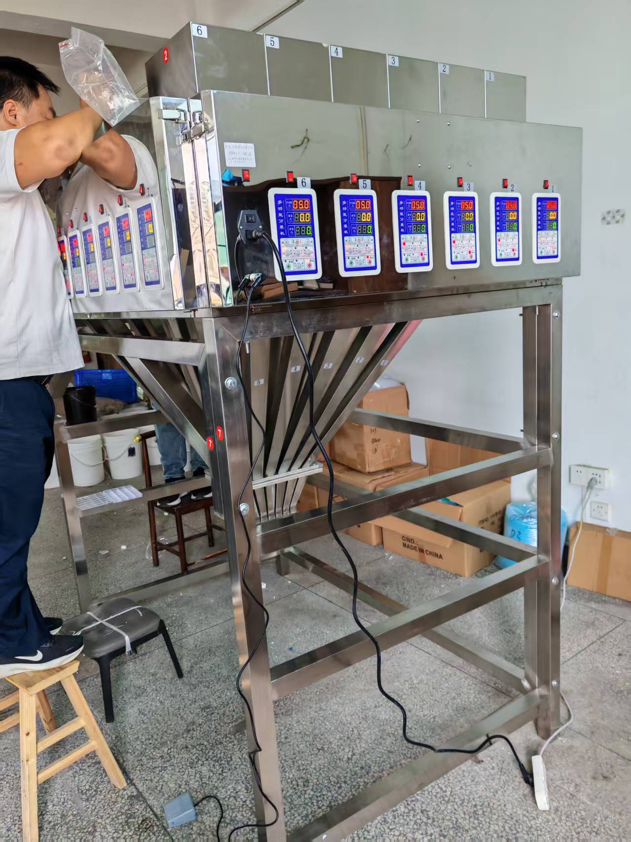 前几天老客户定制了2台24头拼豆盒装分装机案例