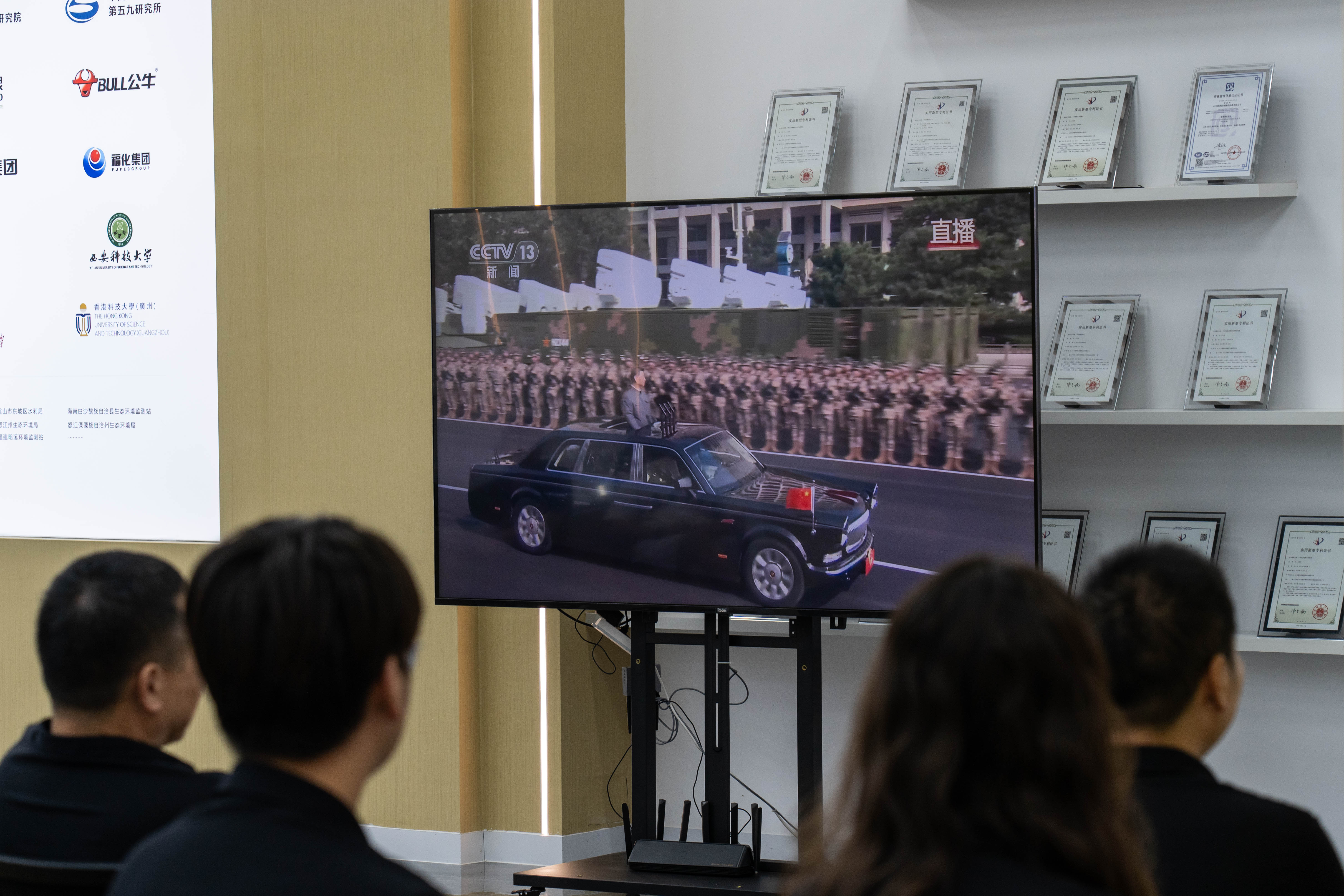 格林凱瑞共觀九三閱兵,致敬所有保家衛(wèi)國的英雄