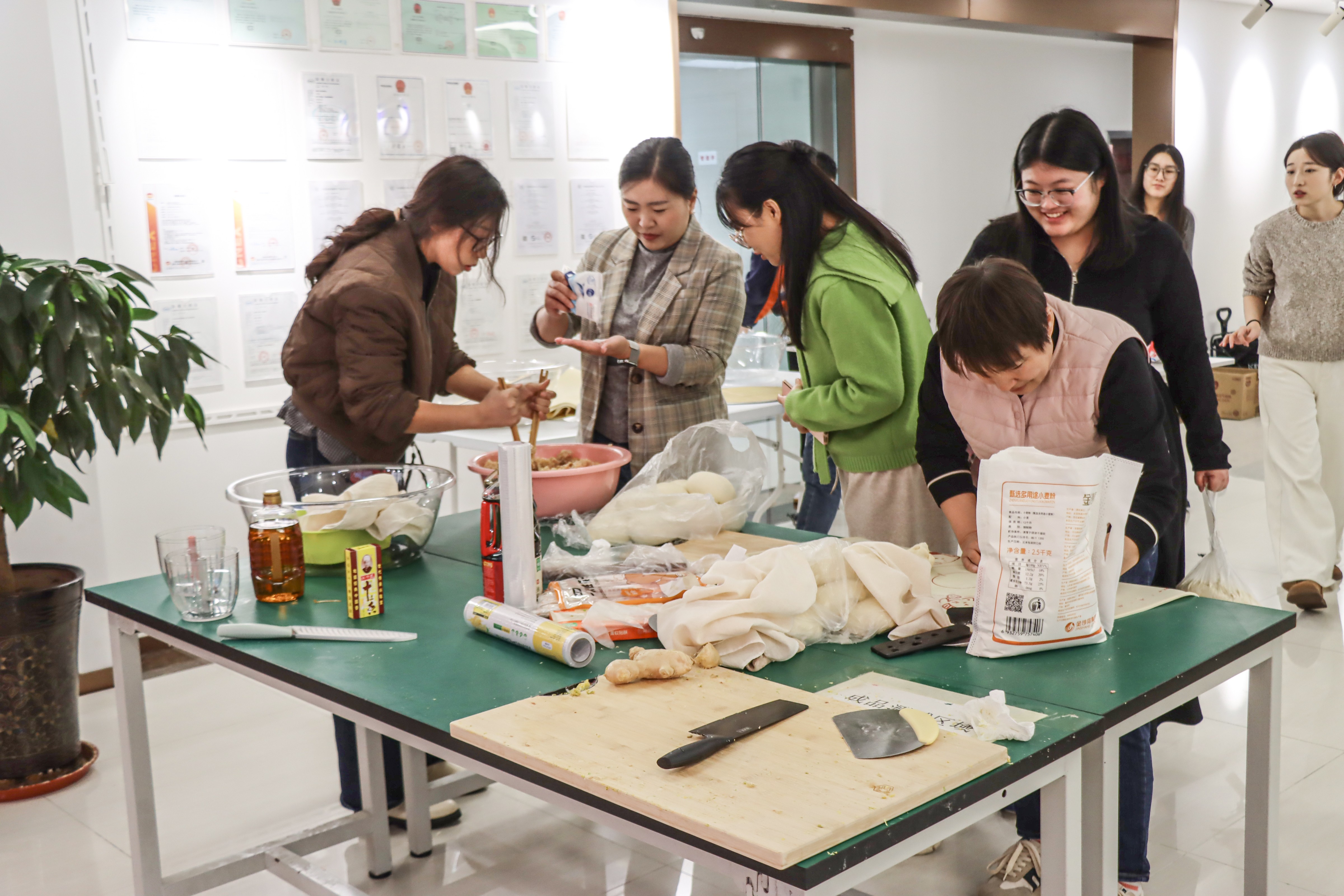 凝聚冬日温情！瑶安集团举办包饺子活动