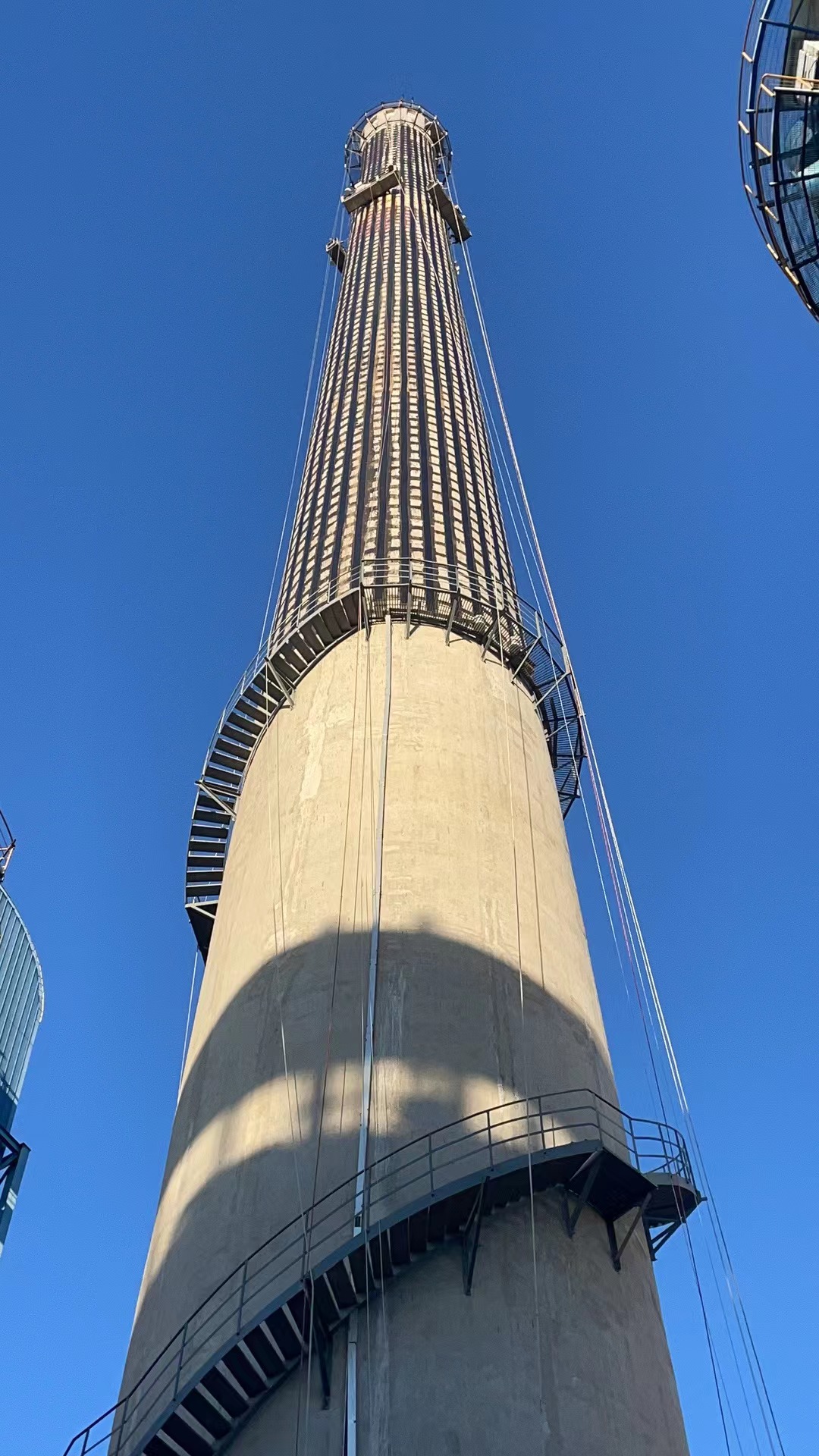 匠心筑牢高空防线 宏顺建设圆满完成山东禹城120米烟囱碳纤维加固工程