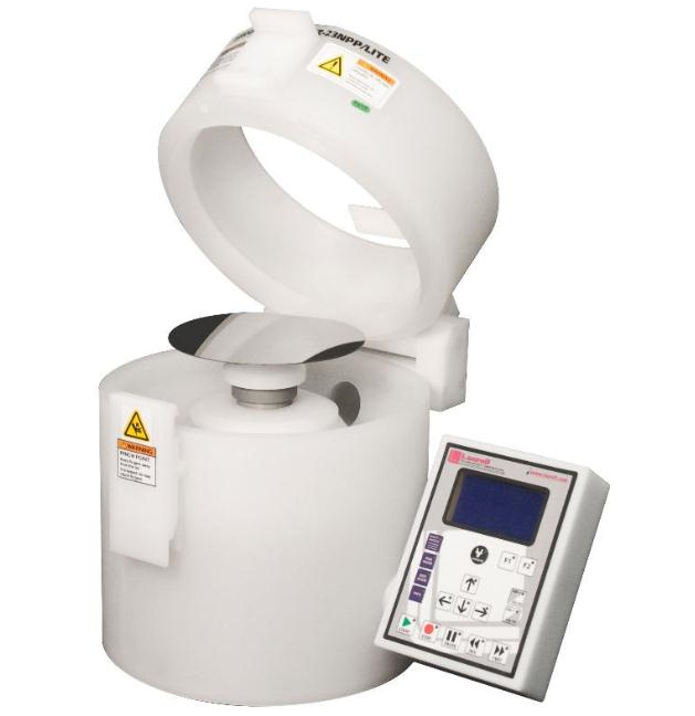 图片包含 室内, 小, 桌子, 猫AI 生成的内容可能不正确。